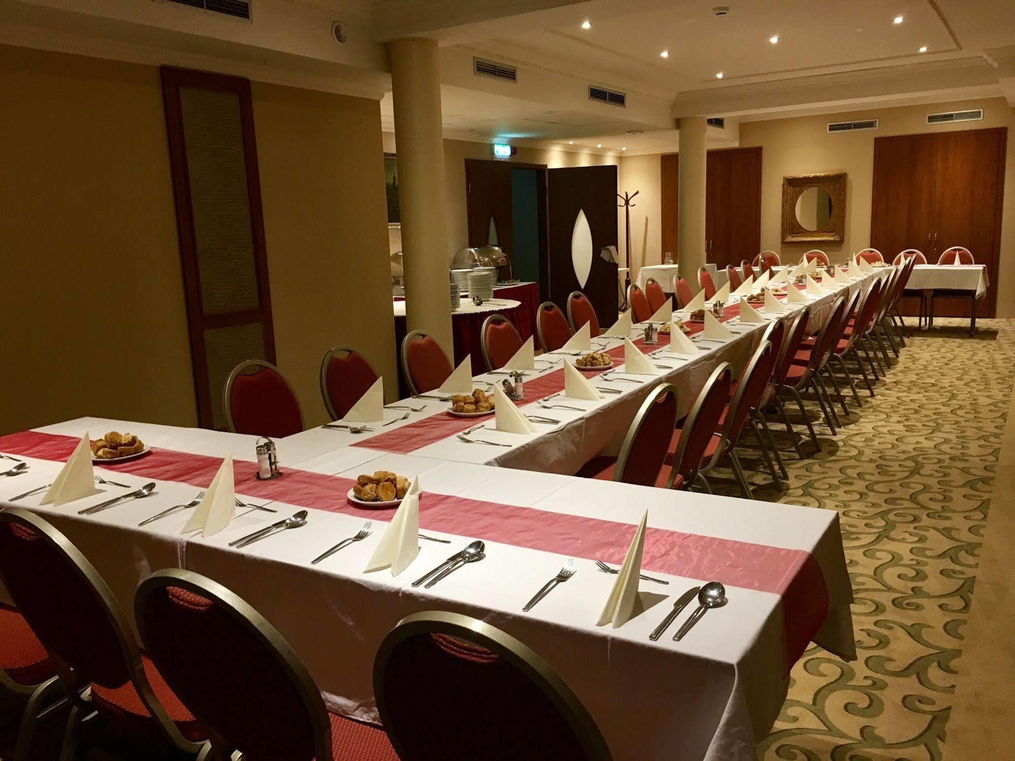 Hotel Capitulum Дьёр Экстерьер фото